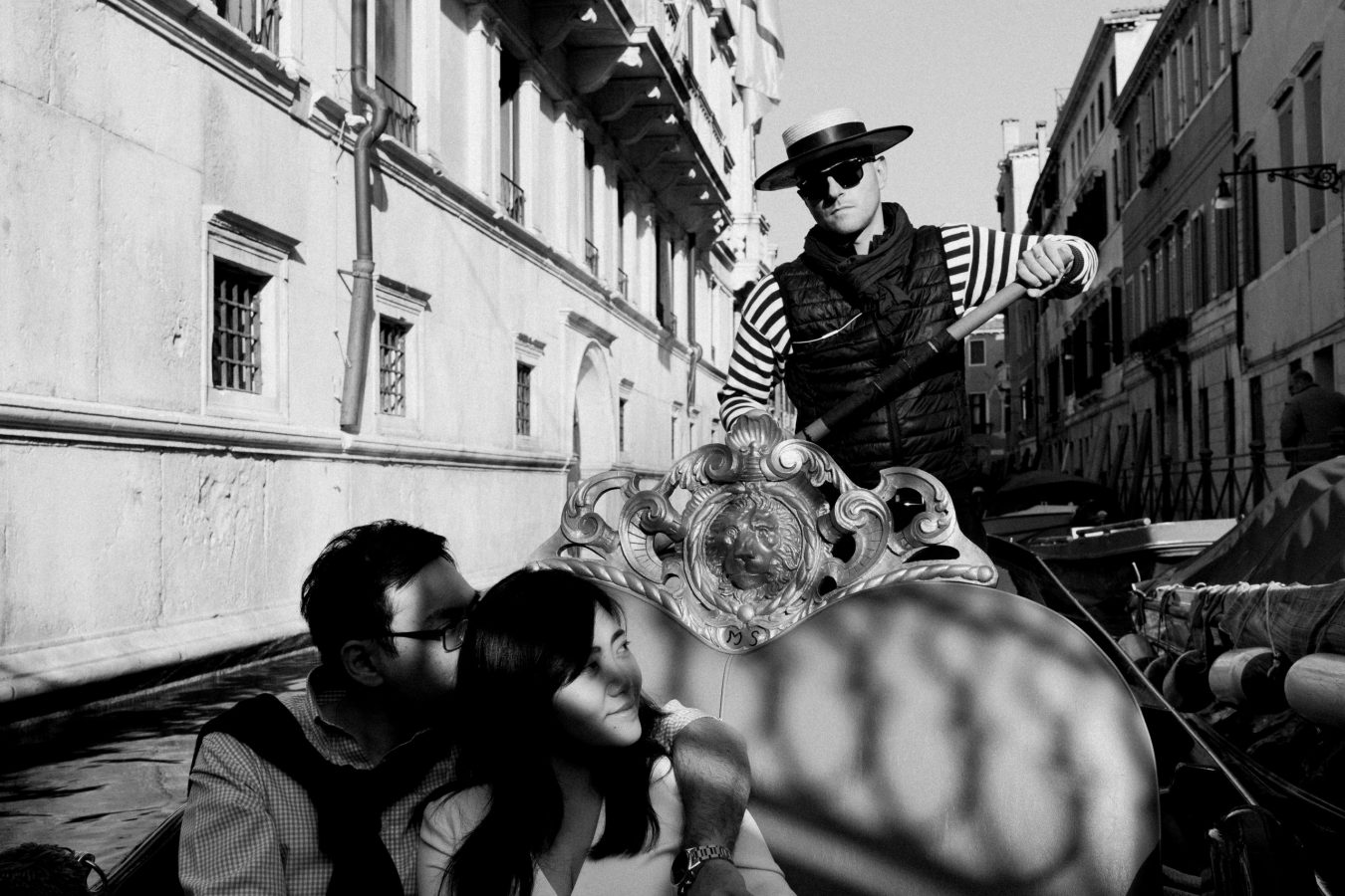 Gondola-romantic-autumn-walk-venice-italy-black-and-white-Couple-Photos