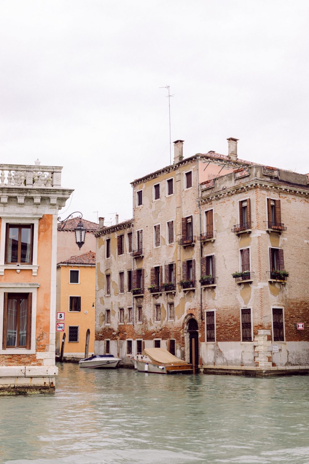 Rainy day of spring in Venice | Honeymoon Photographer in Italy