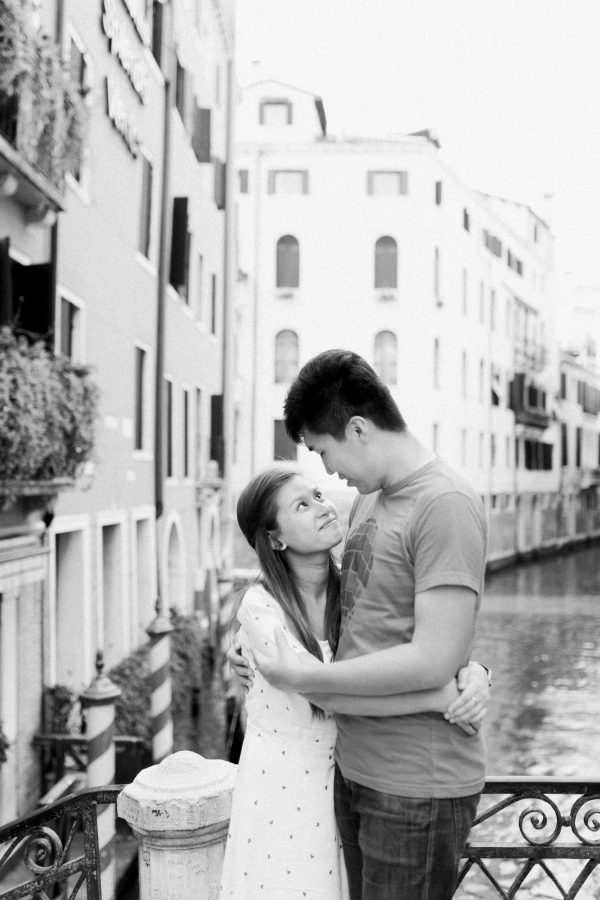Marriage-proposal-in-Venice-for-a-young-couple-in-love