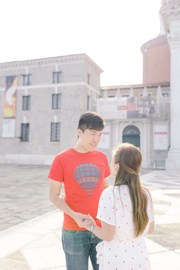 Marriage-proposal-in-Venice-for-a-young-couple-in-love