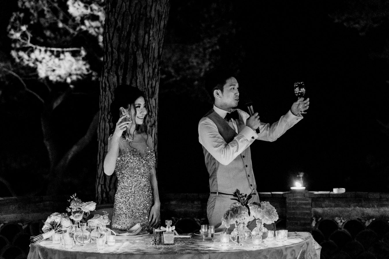 Matrimonio Intimo Elopement a Taormina, Sicilia, Hotel Belmond, sposi brindisi, fotografia bianco e nero