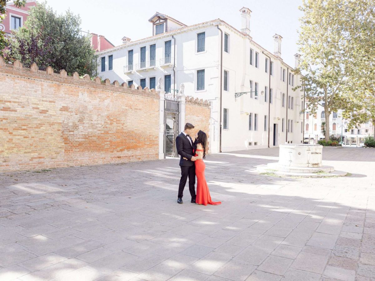 Couple-photoshoot-exploring-San-Polo-in-Venice-before-heading-to-the-Opera