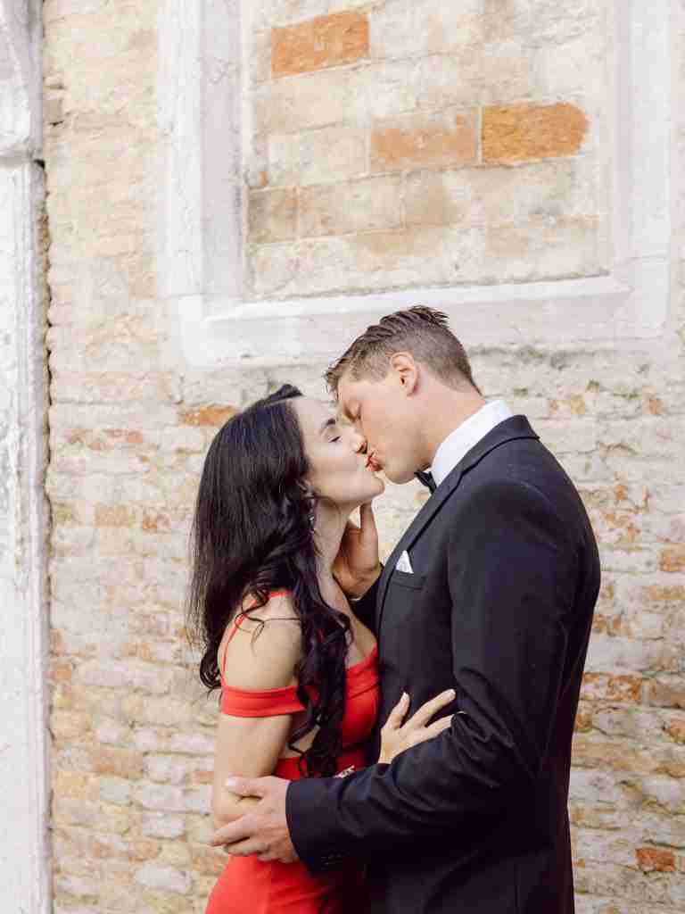Couple-photoshoot-exploring-San-Polo-in-Venice-before-heading-to-the-Opera