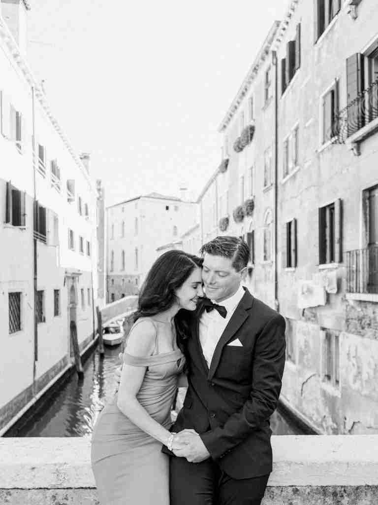 Couple-photoshoot-exploring-San-Polo-in-Venice-before-heading-to-the-Opera