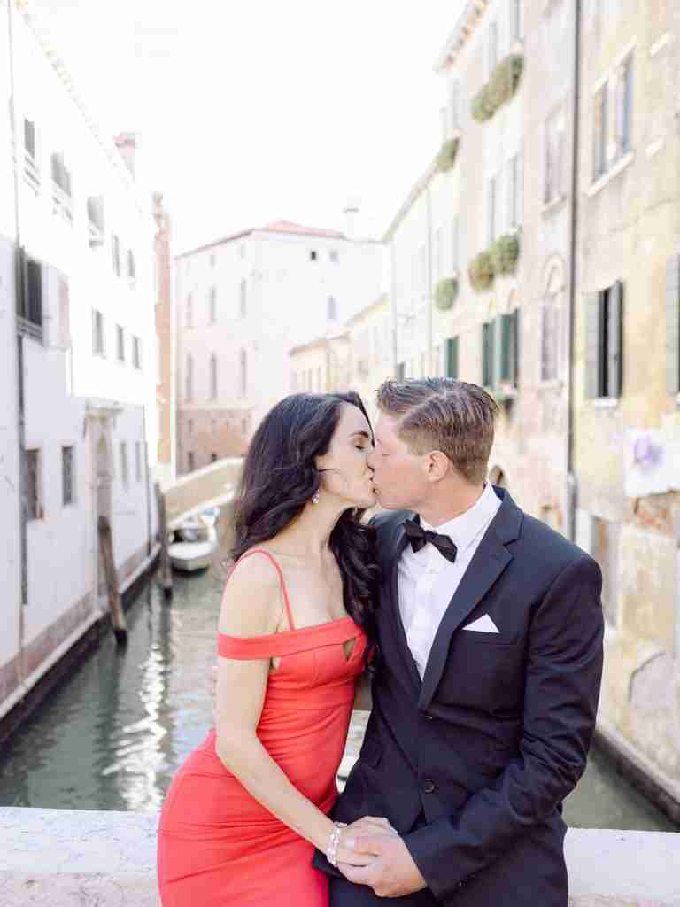 Couple-photoshoot-exploring-San-Polo-in-Venice-before-heading-to-the-Opera