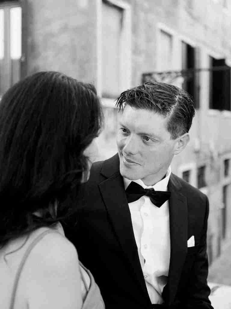 Couple-photoshoot-exploring-San-Polo-in-Venice-before-heading-to-the-Opera