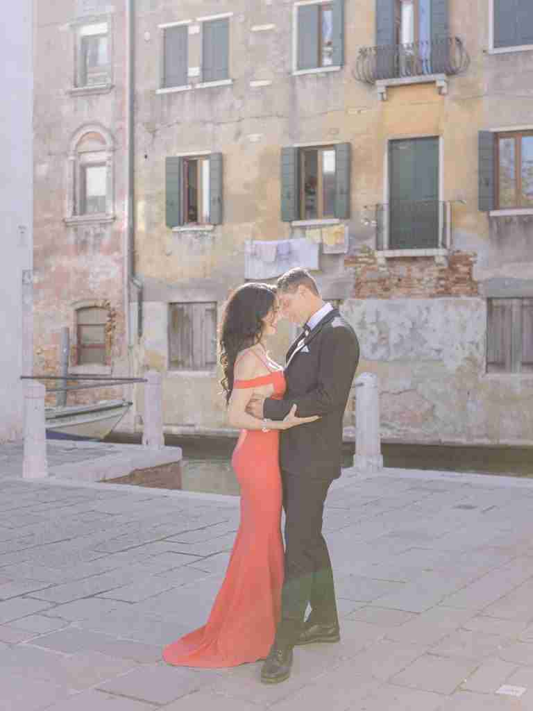 Couple-photoshoot-exploring-San-Polo-in-Venice-before-heading-to-the-Opera