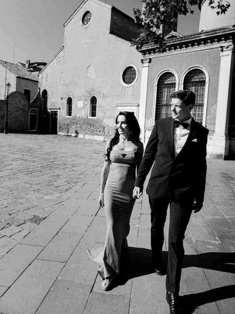 Couple-photoshoot-exploring-San-Polo-in-Venice-before-heading-to-the-Opera