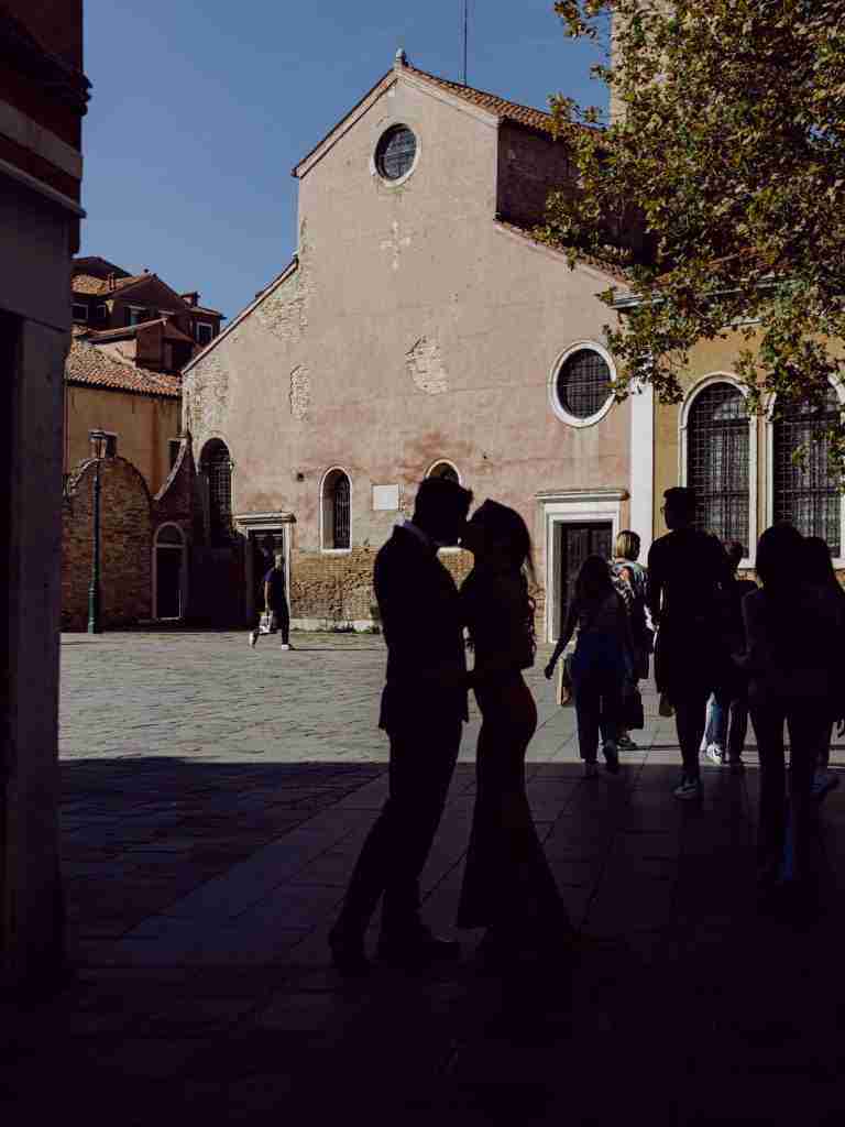 Couple-photoshoot-exploring-San-Polo-in-Venice-before-heading-to-the-Opera