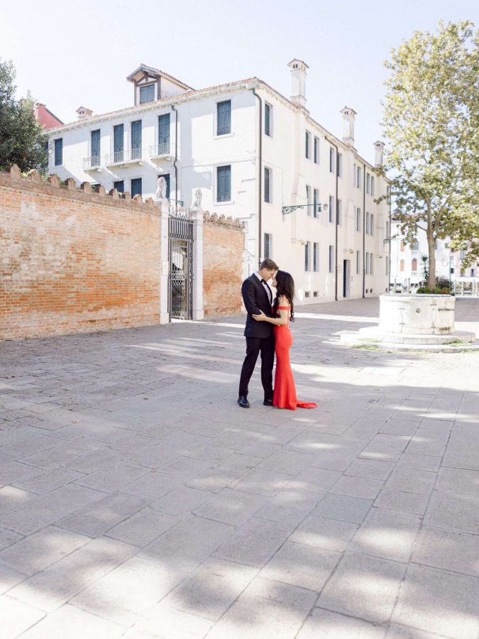 Couple-photoshoot-exploring-San-Polo-in-Venice-before-heading-to-the-Opera