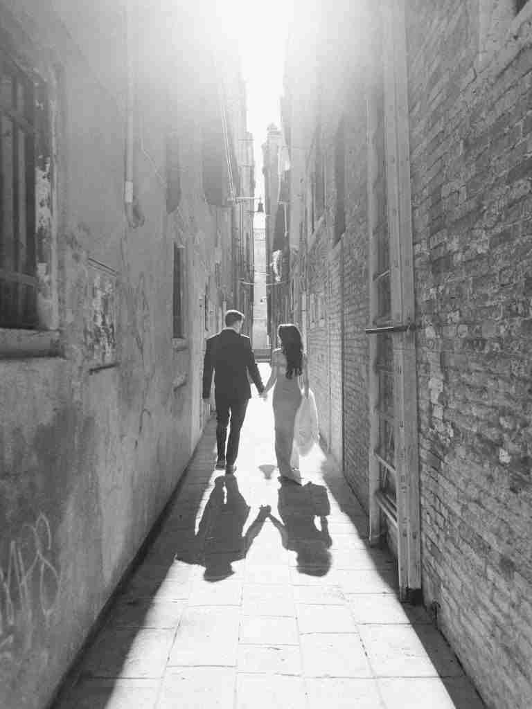 Couple-photoshoot-exploring-San-Polo-in-Venice-before-heading-to-the-Opera