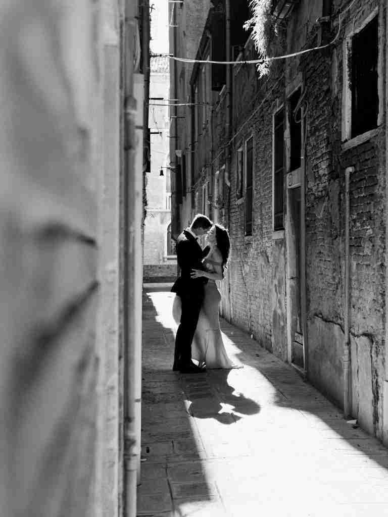 Couple-photoshoot-exploring-San-Polo-in-Venice-before-heading-to-the-Opera