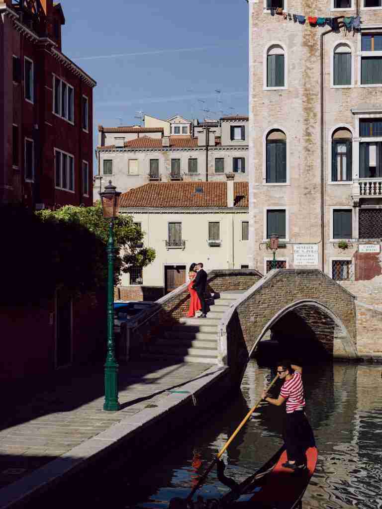 Couple-photoshoot-exploring-San-Polo-in-Venice-before-heading-to-the-Opera