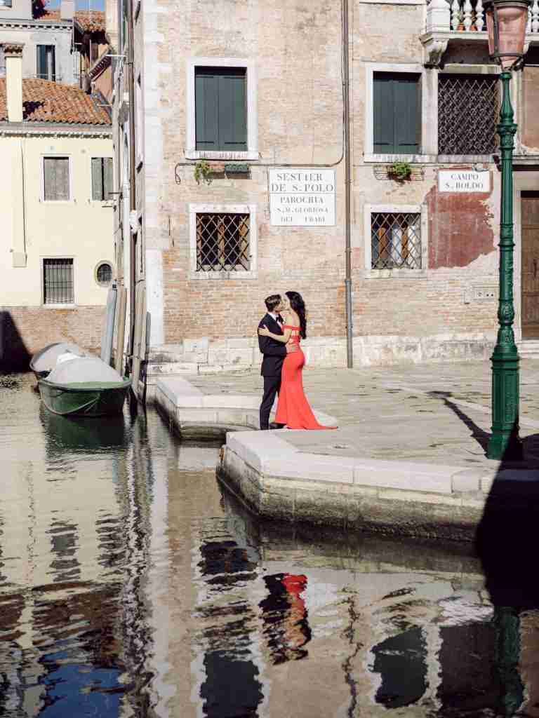 Couple-photoshoot-exploring-San-Polo-in-Venice-before-heading-to-the-Opera