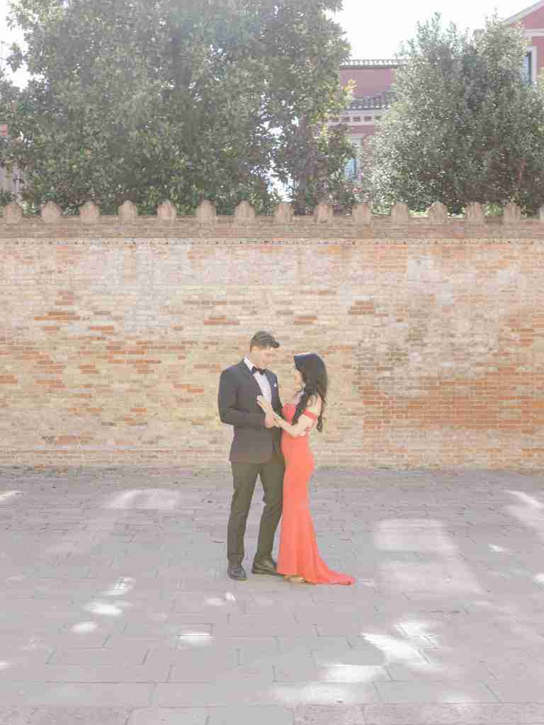 Couple-photoshoot-exploring-San-Polo-in-Venice-before-heading-to-the-Opera
