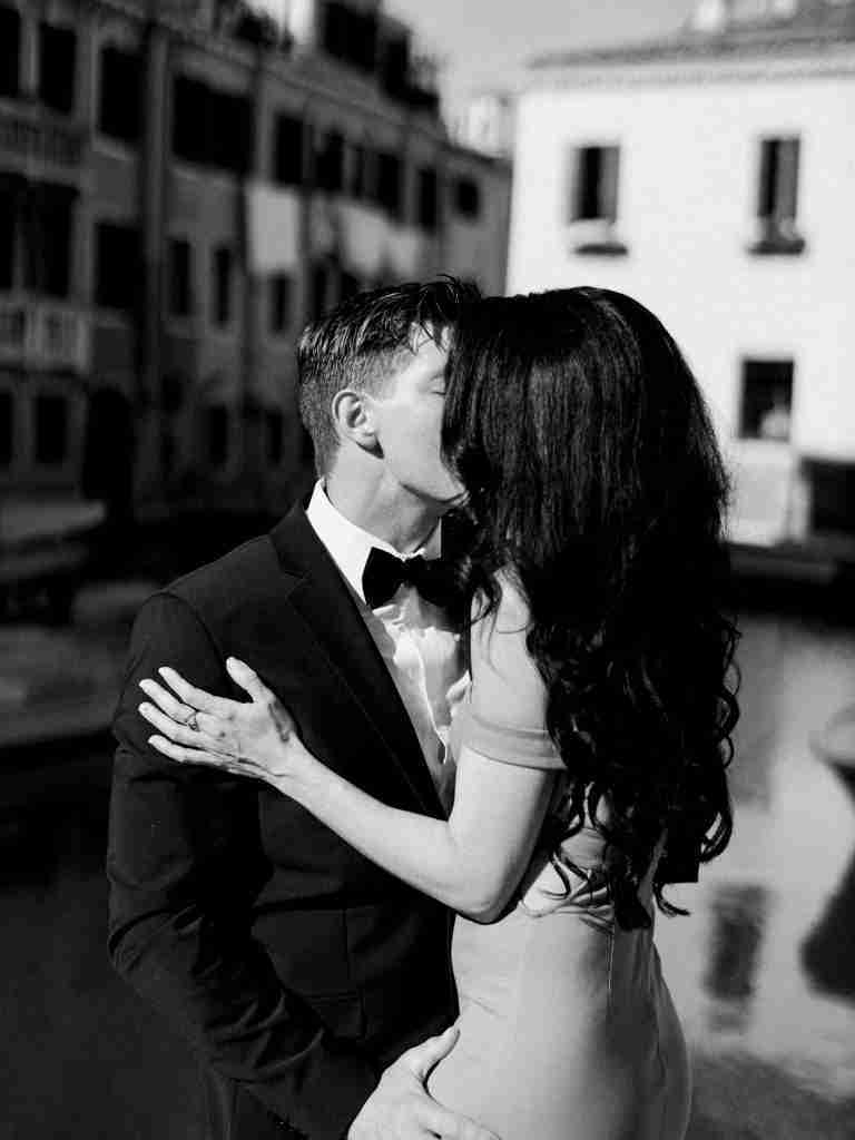 Couple-photoshoot-exploring-San-Polo-in-Venice-before-heading-to-the-Opera