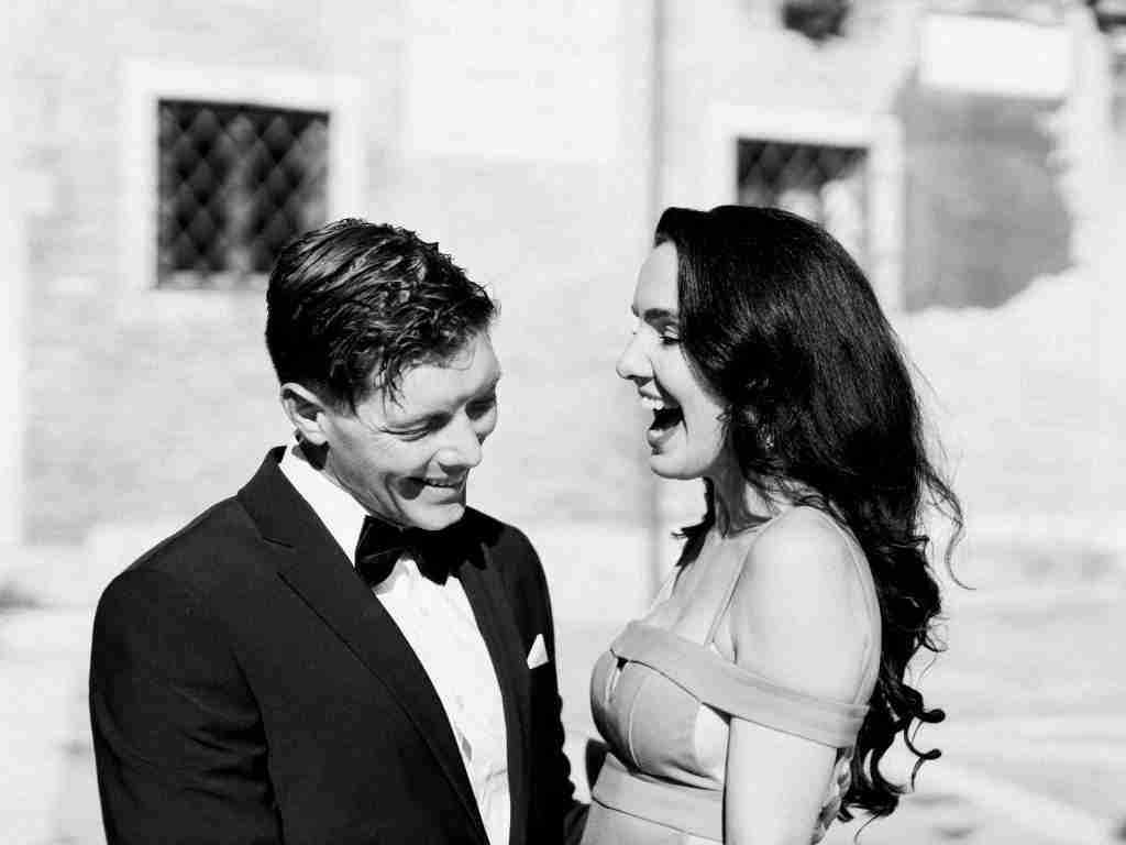 Couple-photoshoot-exploring-San-Polo-in-Venice-before-heading-to-the-Opera