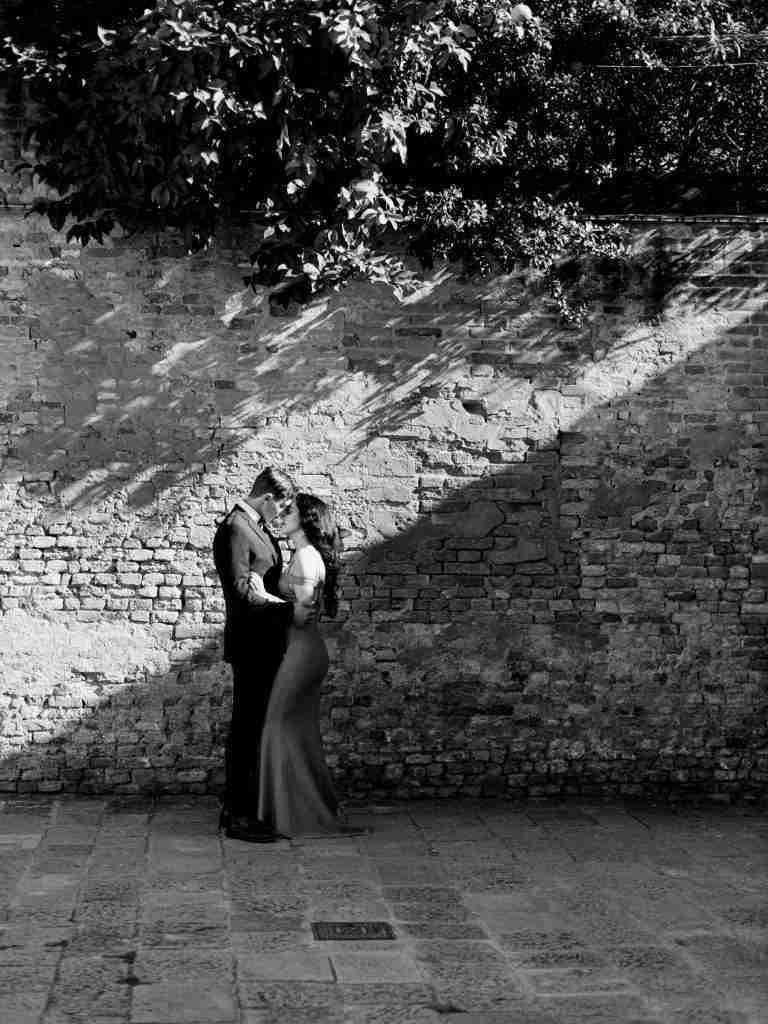Couple-photoshoot-exploring-San-Polo-in-Venice-before-heading-to-the-Opera