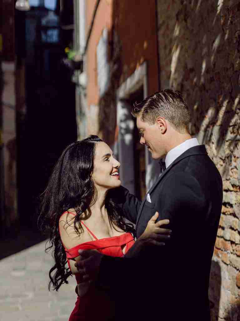 Couple-photoshoot-exploring-San-Polo-in-Venice-before-heading-to-the-Opera