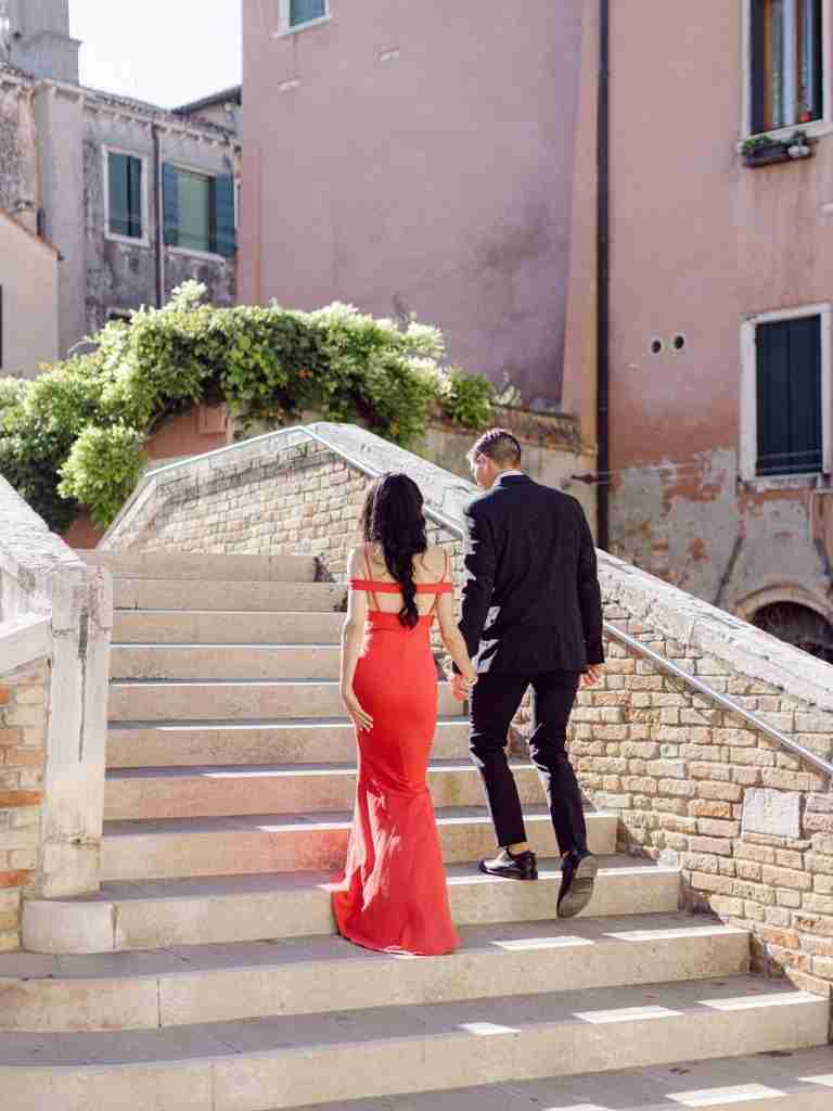 Couple-photoshoot-exploring-San-Polo-in-Venice-before-heading-to-the-Opera