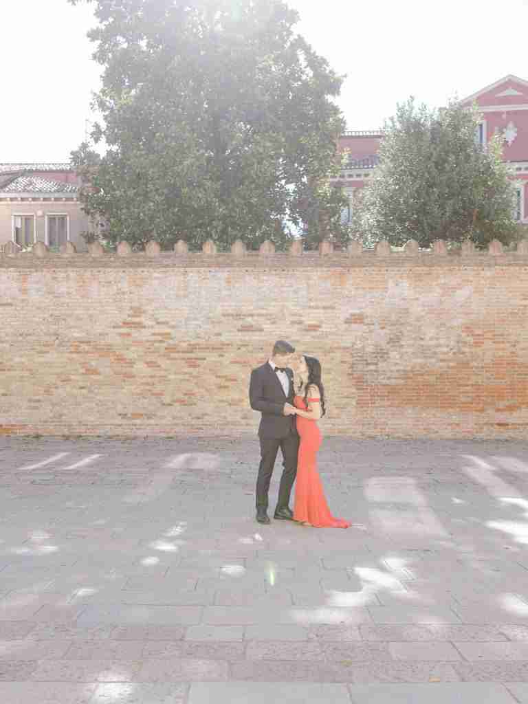 Couple-photoshoot-exploring-San-Polo-in-Venice-before-heading-to-the-Opera