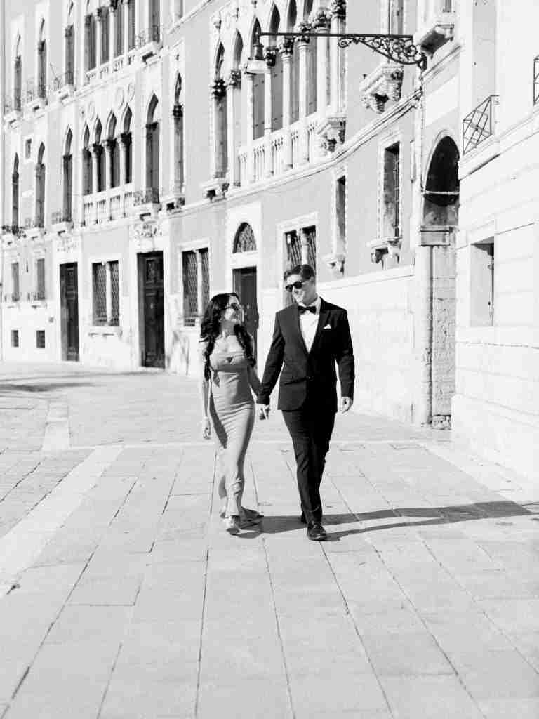 Couple-photoshoot-exploring-San-Polo-in-Venice-before-heading-to-the-Opera