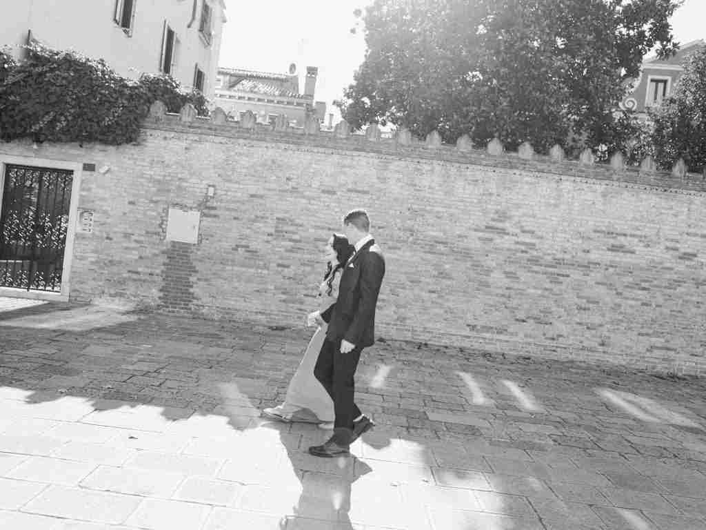 Couple-photoshoot-exploring-San-Polo-in-Venice-before-heading-to-the-Opera