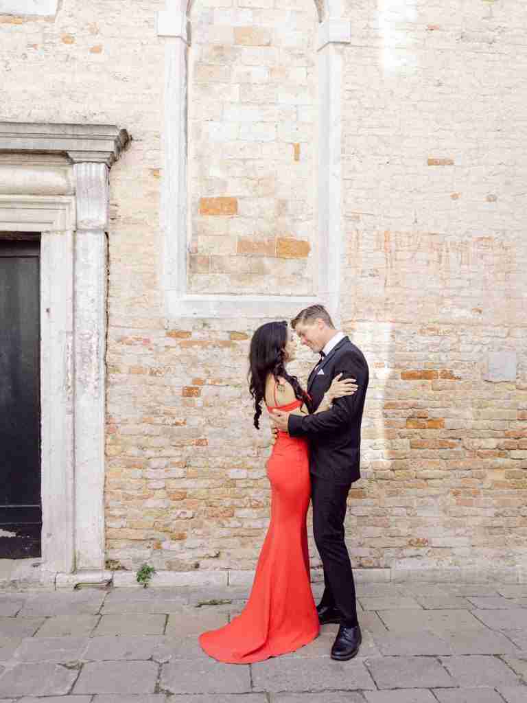 Couple-photoshoot-exploring-San-Polo-in-Venice-before-heading-to-the-Opera