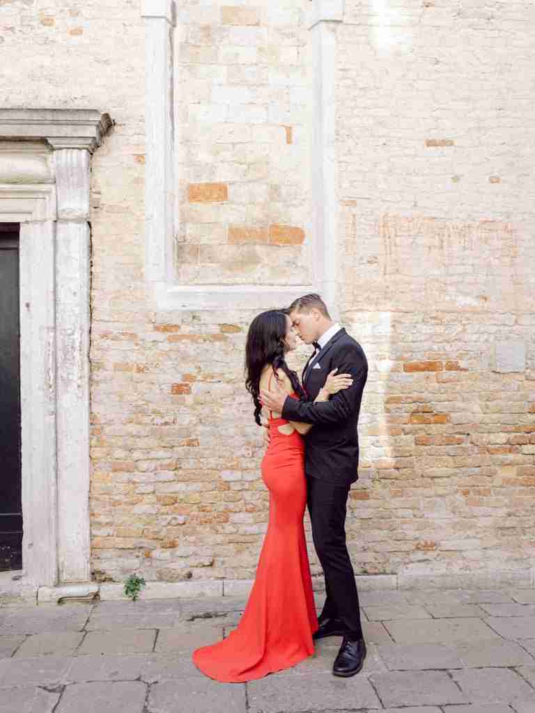 Couple-photoshoot-exploring-San-Polo-in-Venice-before-heading-to-the-Opera