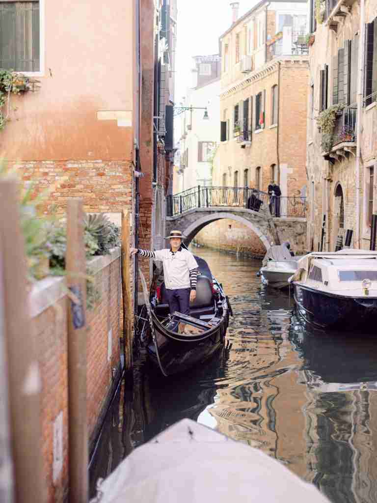 Couple-photoshoot-exploring-San-Polo-in-Venice-before-heading-to-the-Opera