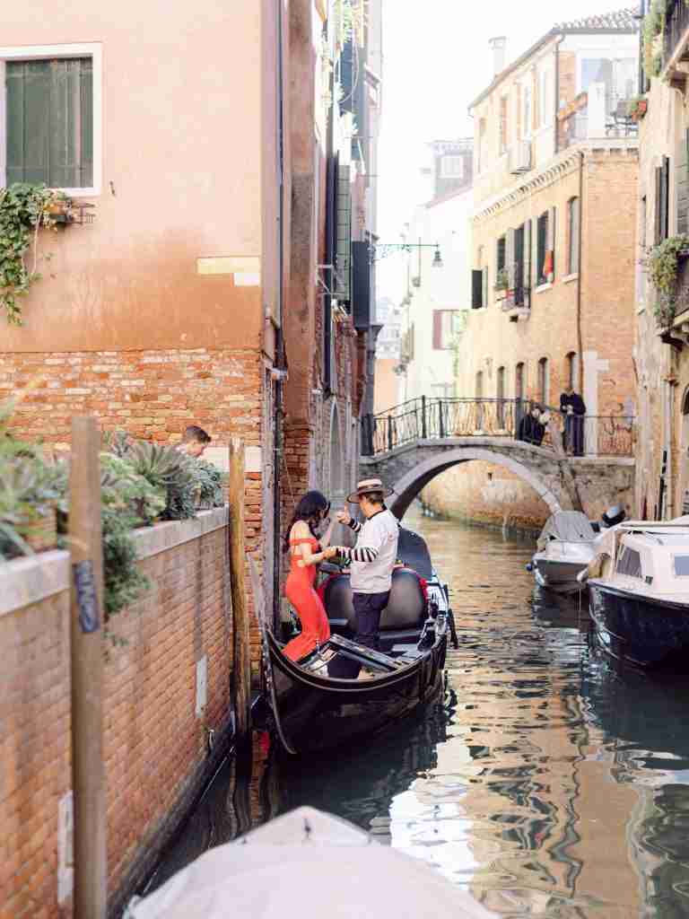 Couple-photoshoot-exploring-San-Polo-in-Venice-before-heading-to-the-Opera