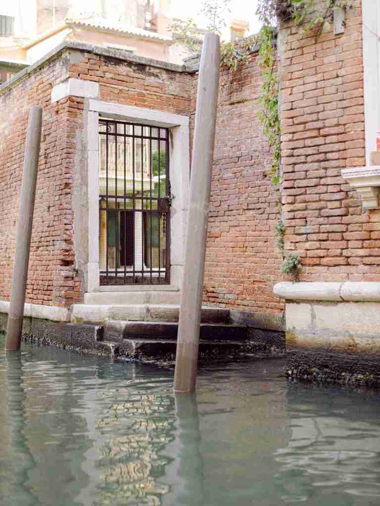 Couple-photoshoot-exploring-San-Polo-in-Venice-before-heading-to-the-Opera