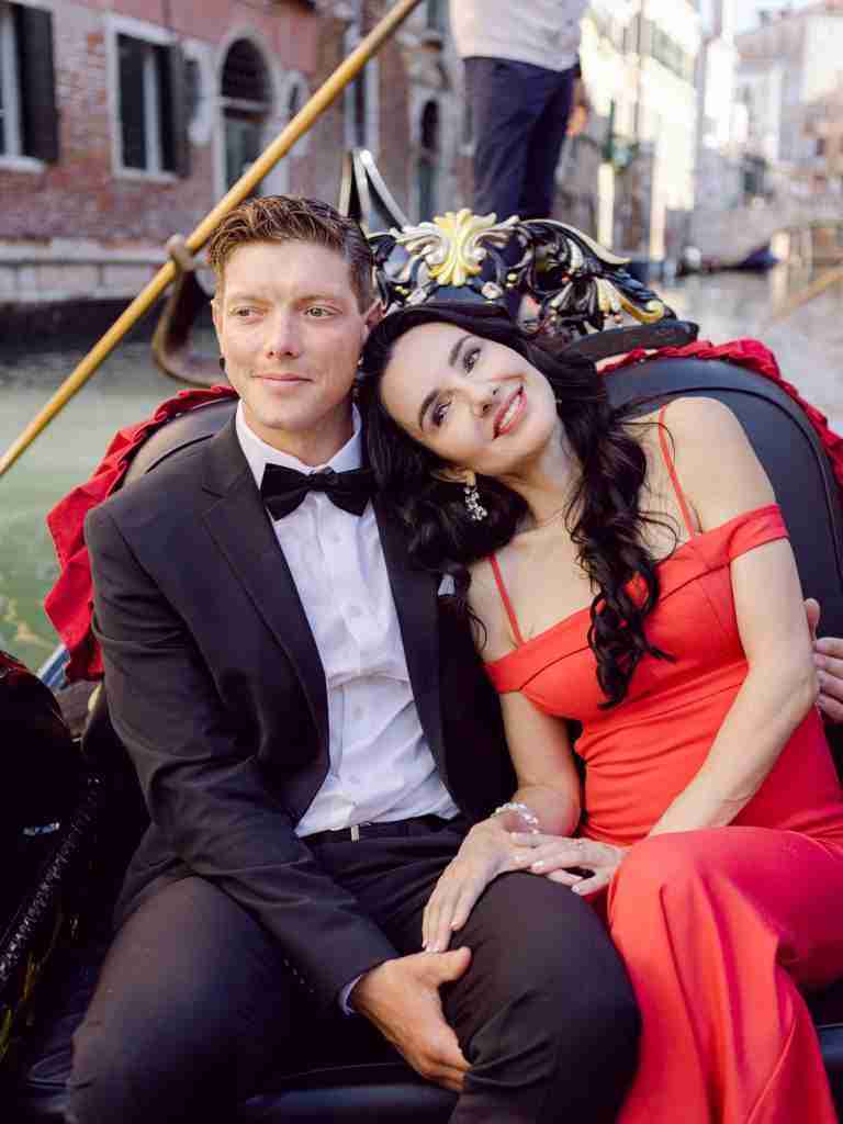 Couple-photoshoot-exploring-San-Polo-in-Venice-before-heading-to-the-Opera