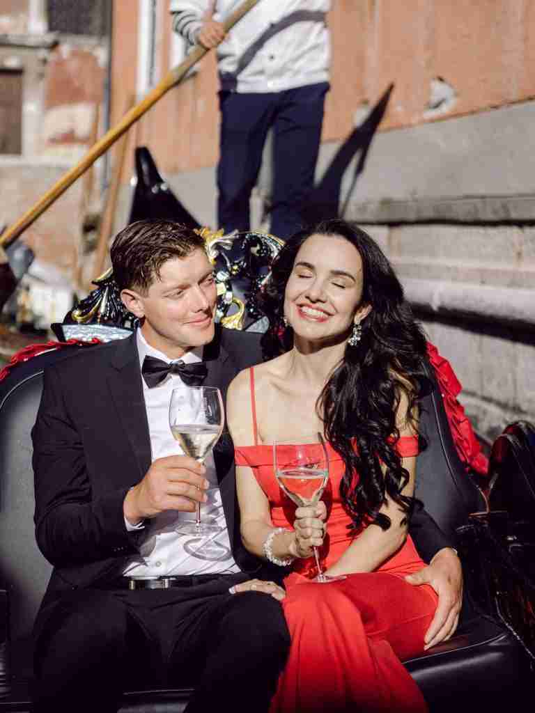 Couple-photoshoot-exploring-San-Polo-in-Venice-before-heading-to-the-Opera