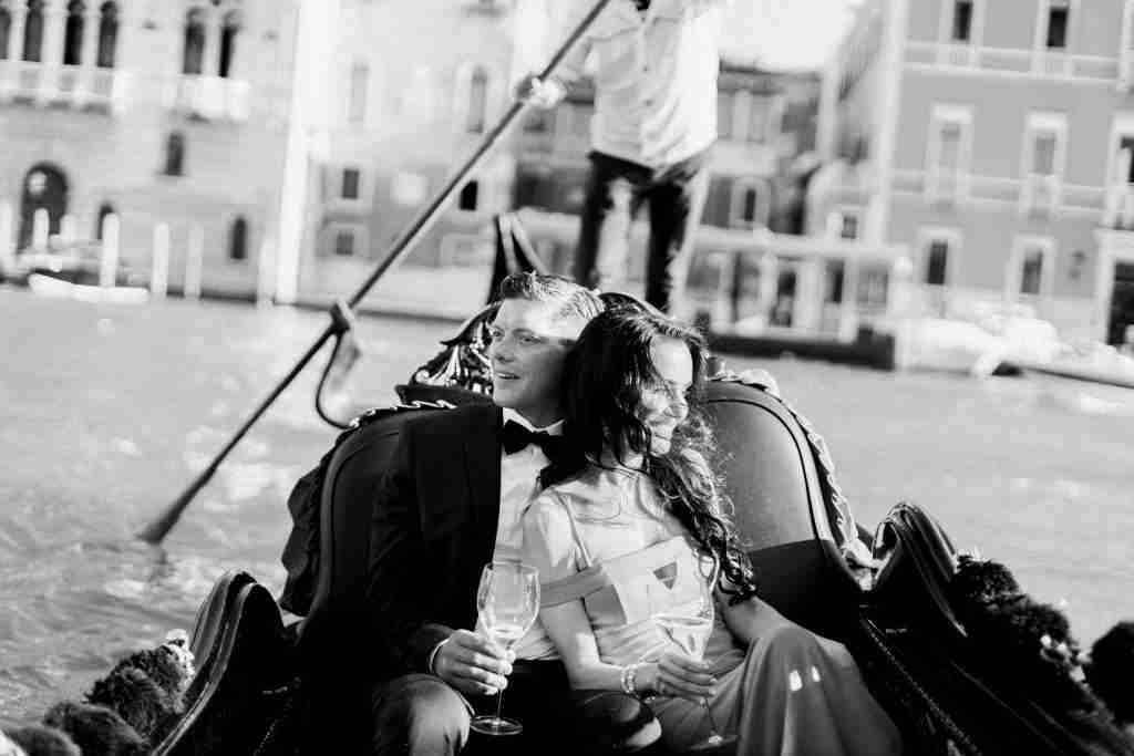Couple-photoshoot-exploring-San-Polo-in-Venice-before-heading-to-the-Opera