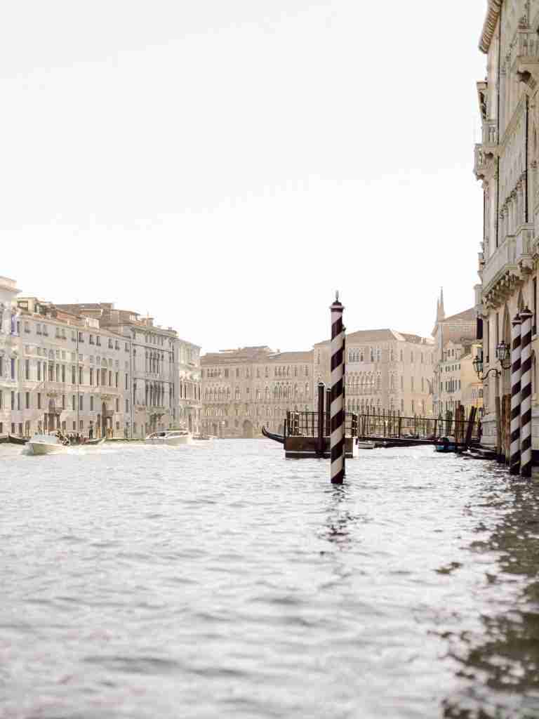 Couple-photoshoot-exploring-San-Polo-in-Venice-before-heading-to-the-Opera
