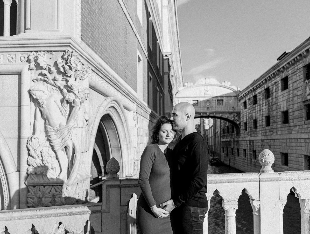 Maternity-Photoshoot-Venice-with-Gondola-Ride