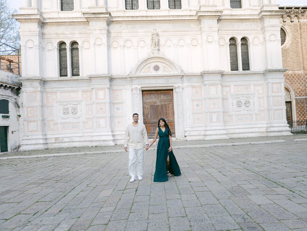 Sunny-Spring-photoshoot-in-Venice-to-kick-off-the-honeymoon
