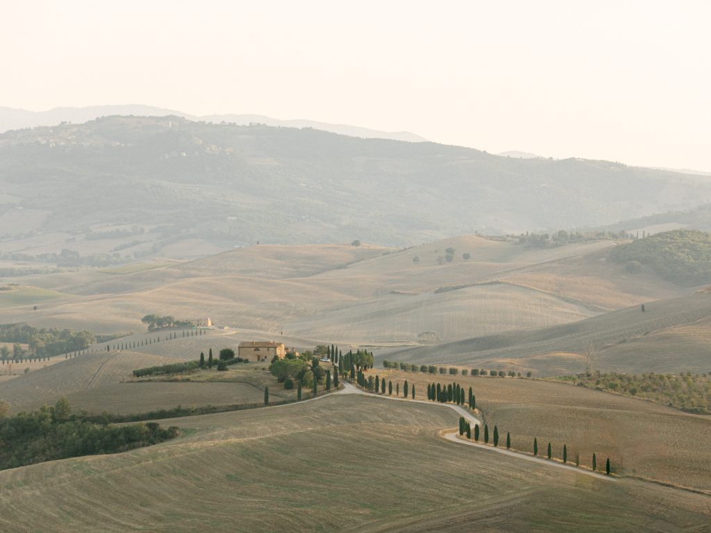 Engagement-photo-session-in-Tuscany-vintage-vibes-in-Val-d'Orcia