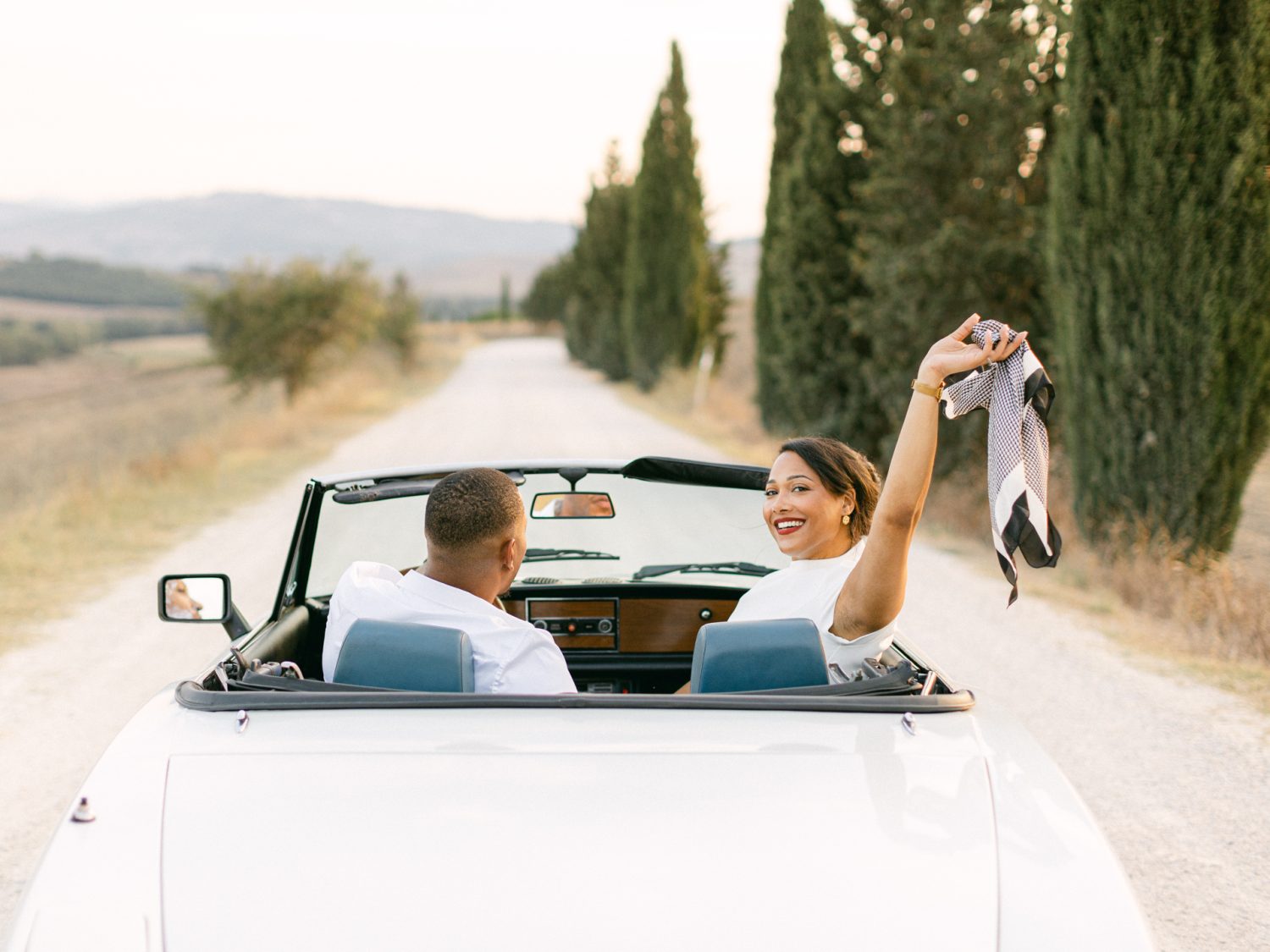 Engagement-photo-session-in-Tuscany-vintage-vibes-in-Val-d'Orcia
