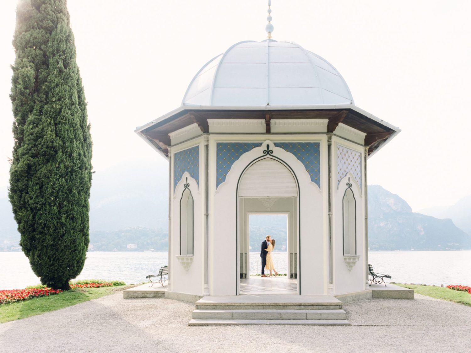 Foto-di-coppia-a-Bellagio-Luna-di-miele-sul-Lago-di-Como-e-Villa-Melzi-d'Eril