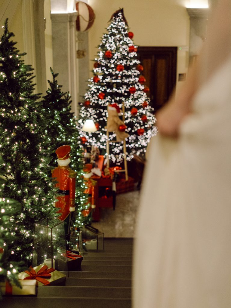 Bride getting ready at Tivoli Palazzo Gaddi decorated for Christmas in Florence