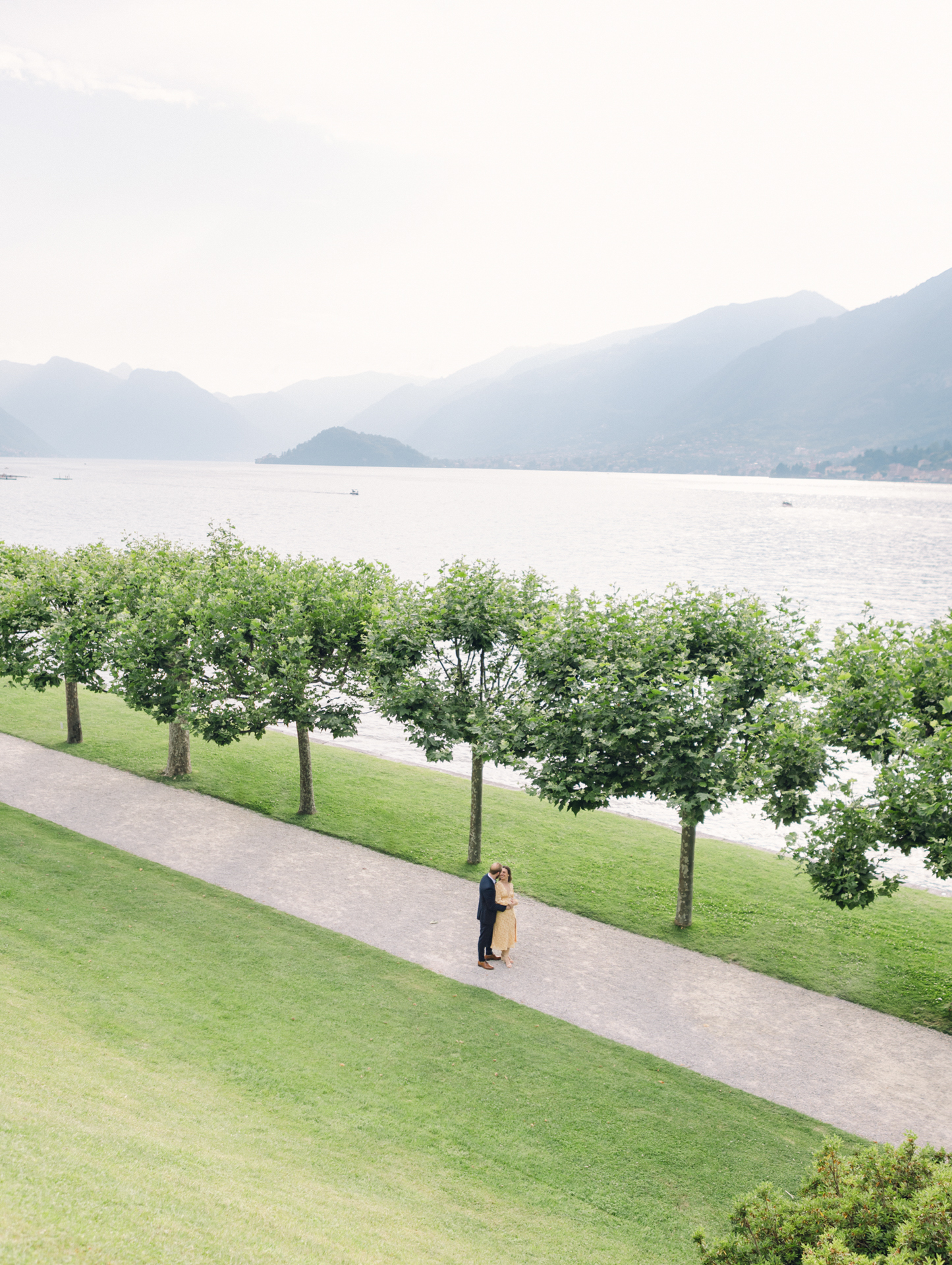 Villa-Melzi-Gardens-Honeymoon-photoshoot-in-Lake-Como