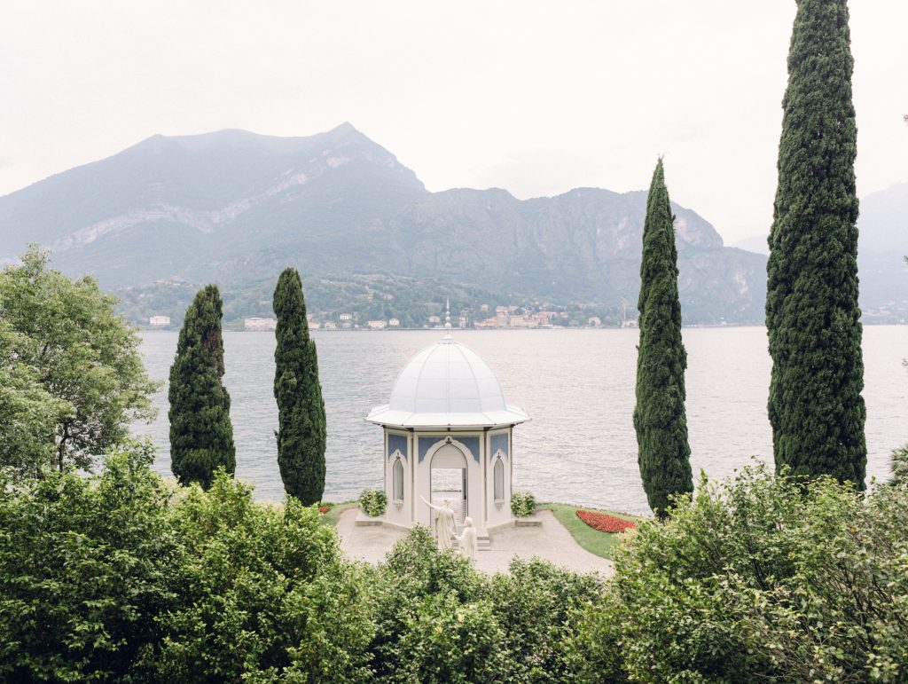 Villa-Melzi-Gardens-Honeymoon-photoshoot-in-Lake-Como
