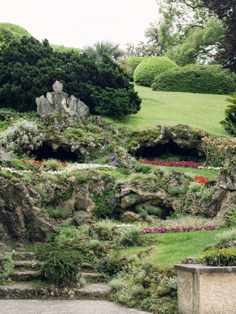Villa-Melzi-Gardens-Honeymoon-photoshoot-in-Lake-Como