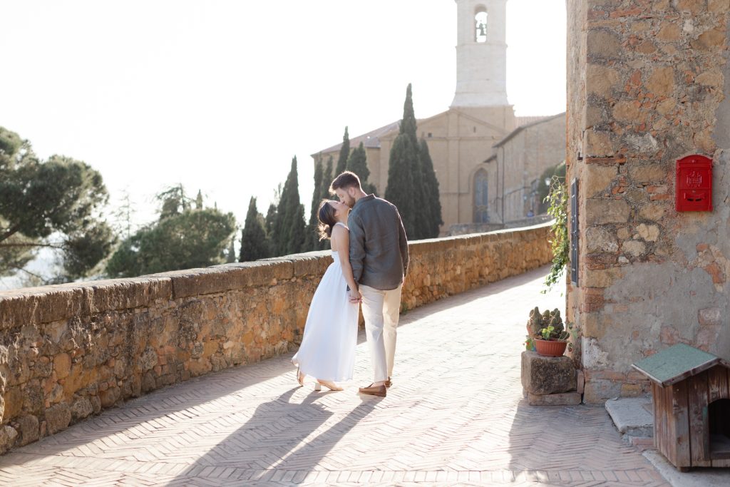 Honeymoon-in-Tuscany-Pienza-Italy-Sunset-Photoshoot