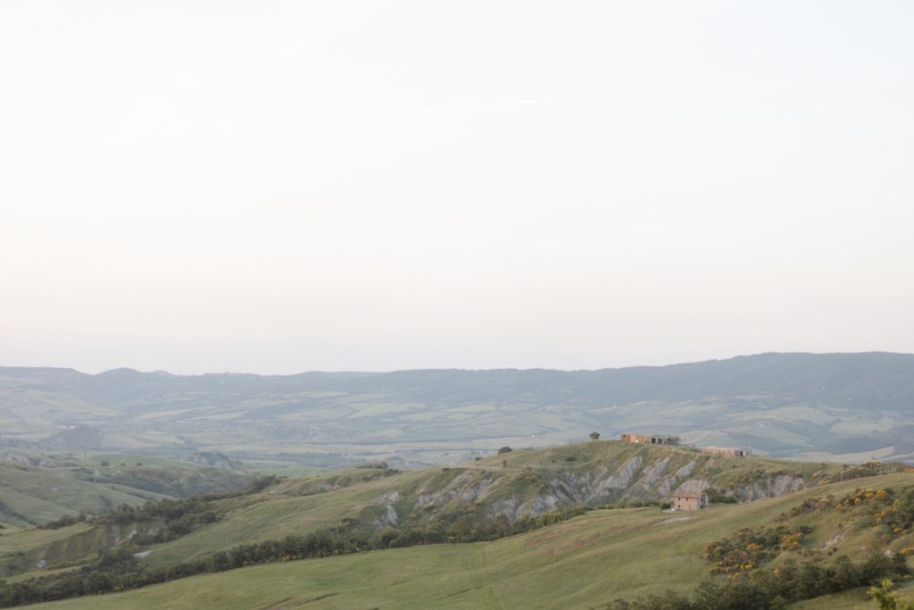 Honeymoon-in-Tuscany-Pienza-Italy-Sunset-Photoshoot